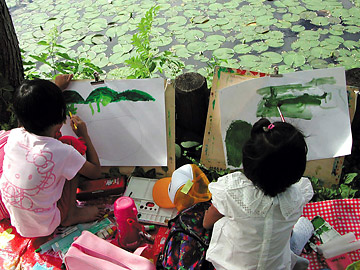 豊かな自然の中で、子供たちはのびのびと絵を描いていきます